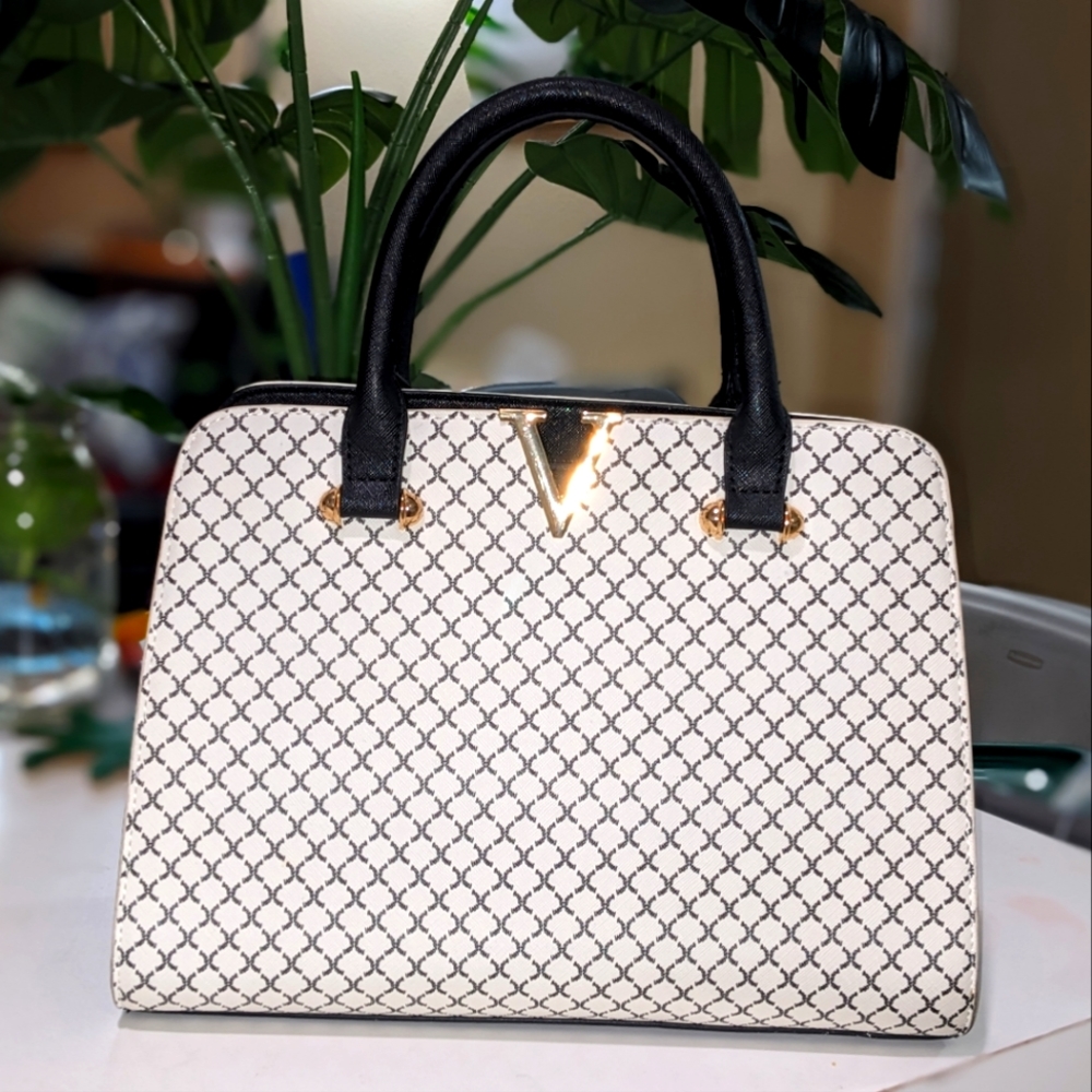 SO CLASSY! Black and White hand bag. Like New.